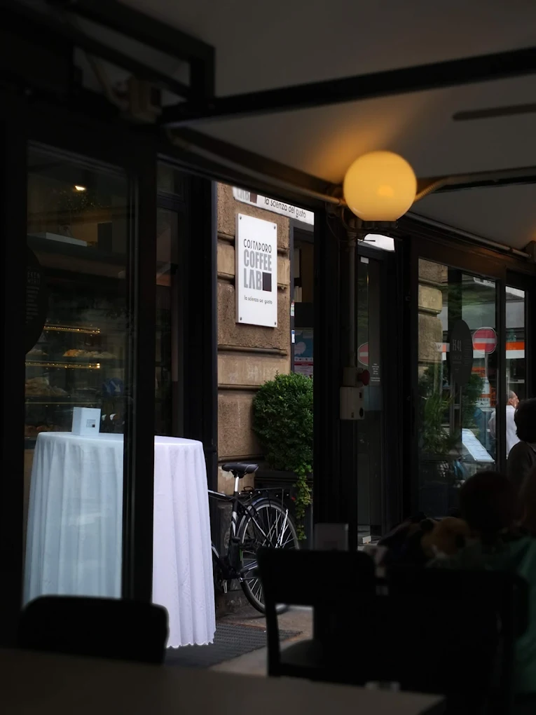 Caffè Università — vista dall'ingresso, atmosfera serale